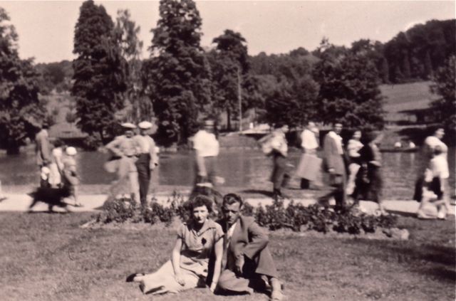 De sociëteit tegen idyllische foto's op openbare plaatsen denderde voorbij.